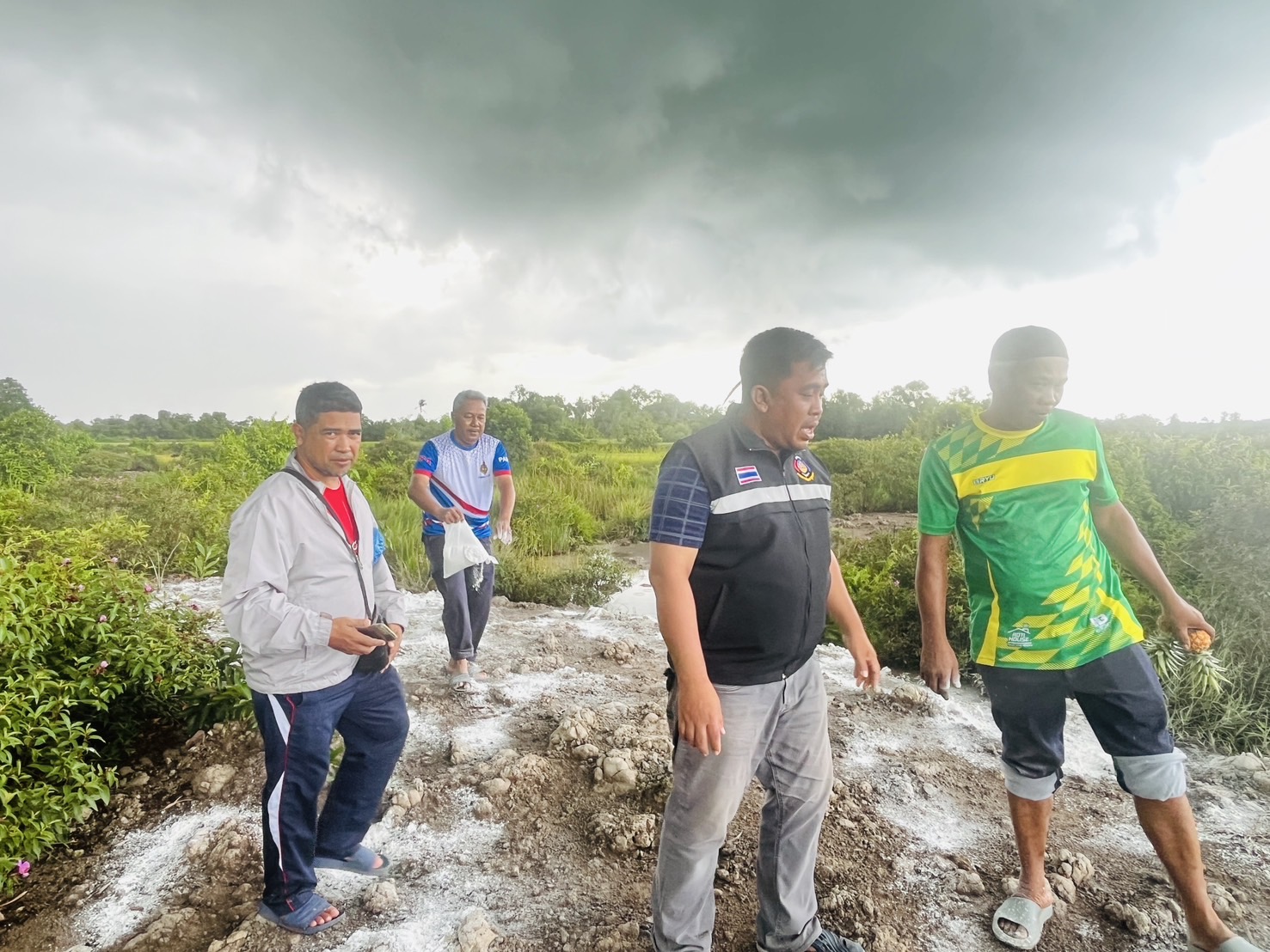 พช.ปะนาเระ ลงพื้นที่ติดตามการดำเนินงาน โคก หนอง นา หมู่ที่ 2 ตำบลท่าน้ำ อำเภอปะนาเระ จังหวัดปัตตานี